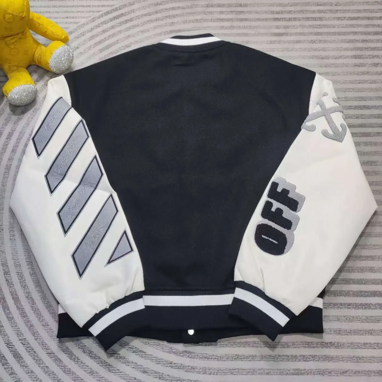 Top tested version off white heavy industry embroidery patchwork leather high temperature hot crystal diamond baseball uniform male and female couple star same style (⚠ original button mold customization, patch embroidery color matching) original packaging original label 🔍 full set of accessories customized packaging elevators are purchased from the original factory all series of hardware mold customization one-to-one restoration of fabric color components The fabric is made of 65% wool, 15% natural silk, 10% spandex and 10% velvet, mixed and custom-woven. The total weight is more than 900 grams! And the most important thing is its color fastness, it will never fade! -The embroidery uses an imported towel embroidery machine. Each pattern is first embroidered on the fabric, and then engraved with an infrared laser, and then fixed with a sewing machine. The whole garment is labeled in many places, one is flat embroidered, and the large pattern on the back is directly embroidered on it. This dress has 4 different embroidery techniques⚠ -The sleeves are all made of two-layer pebbled fabric, which is processed, shaped, colored, washed, and the texture retains the original grain structure! Thick, plump and round! -The processing technology is extremely complex, the cutting pieces are neatly aligned, and the entire garment has precise wiring density. Gender-neutral style. Loose fit, self-conscious quality control, details determine success or failure. Color: Black Size: S M L XL P: 680